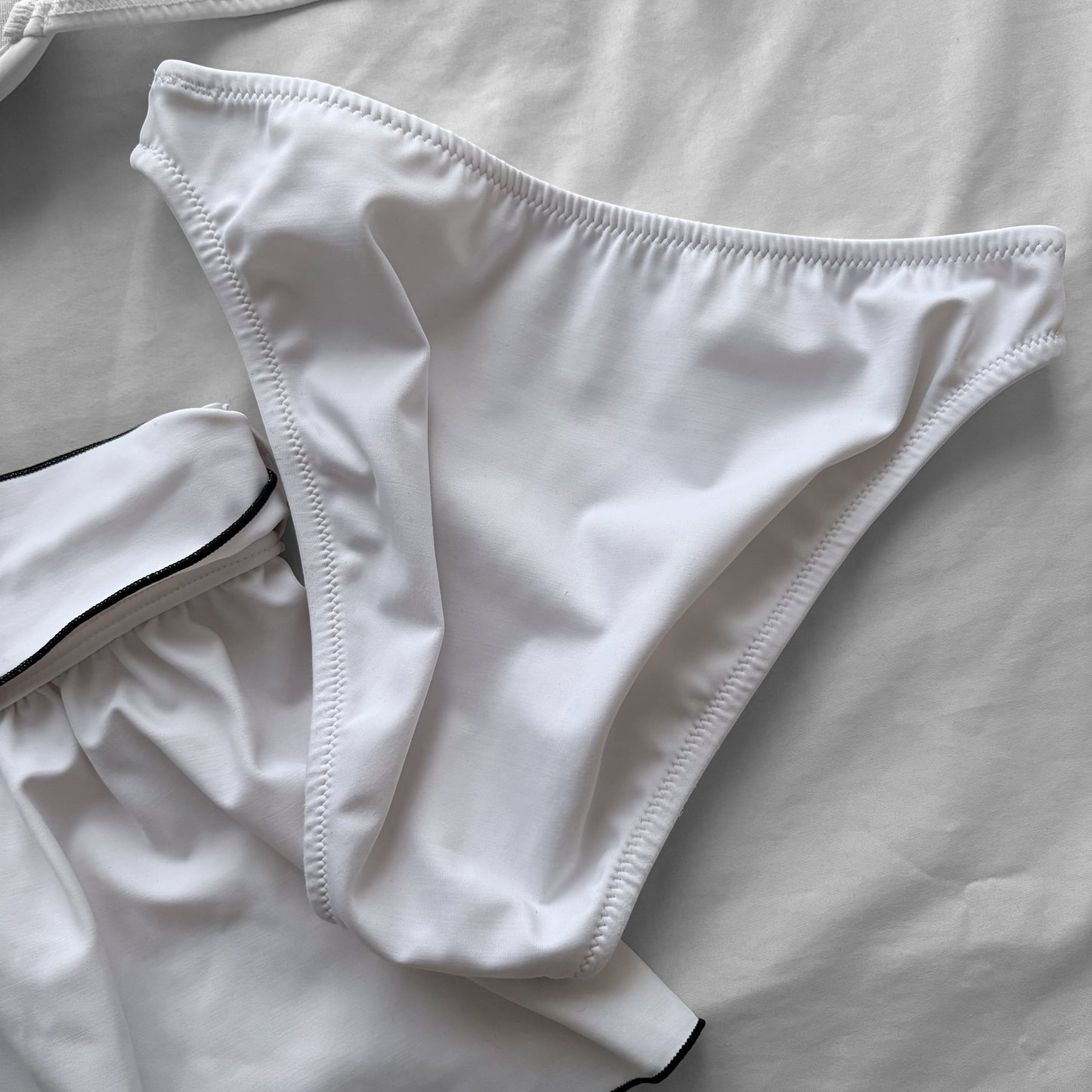 M size•White frills Rhinestones bikini Set