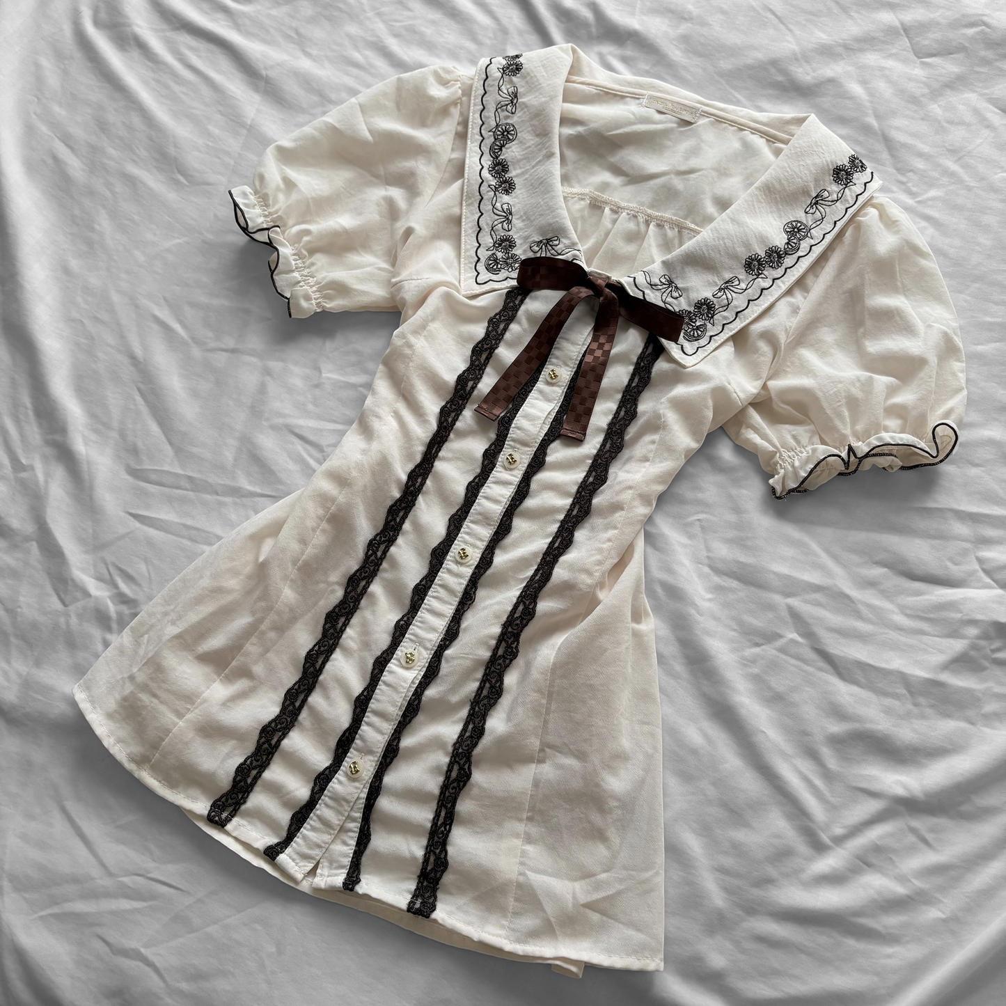 ‘Axes Femme’ Creamy Collar Top