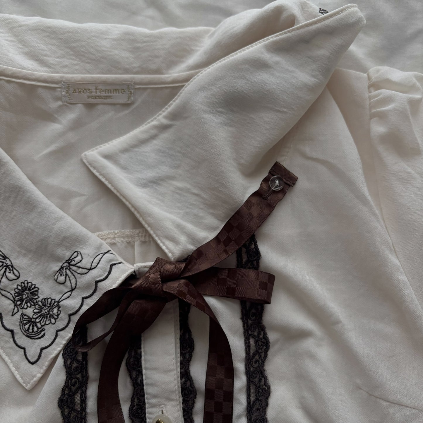 ‘Axes Femme’ Creamy Collar Top