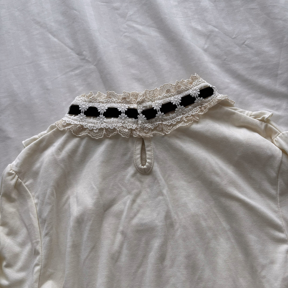 ‘Axes Femme’ Creamy Sweet Bow Top
