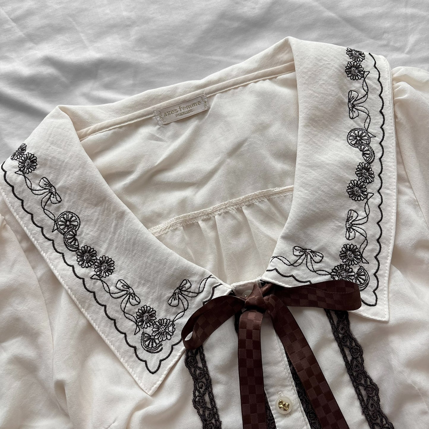 ‘Axes Femme’ Creamy Collar Top