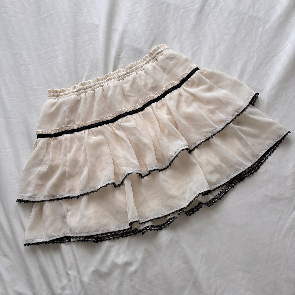 Creamy Ribbon Tiered Mini Skirt