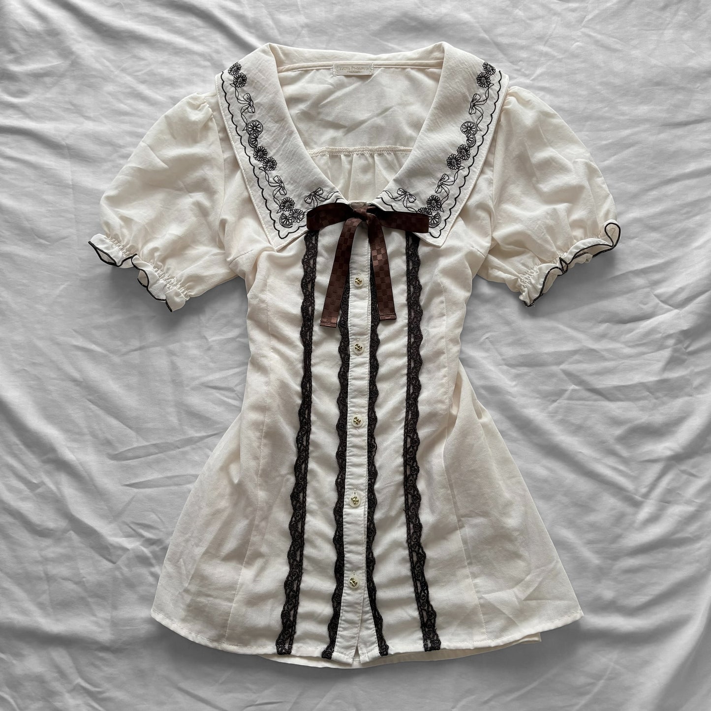 ‘Axes Femme’ Creamy Collar Top