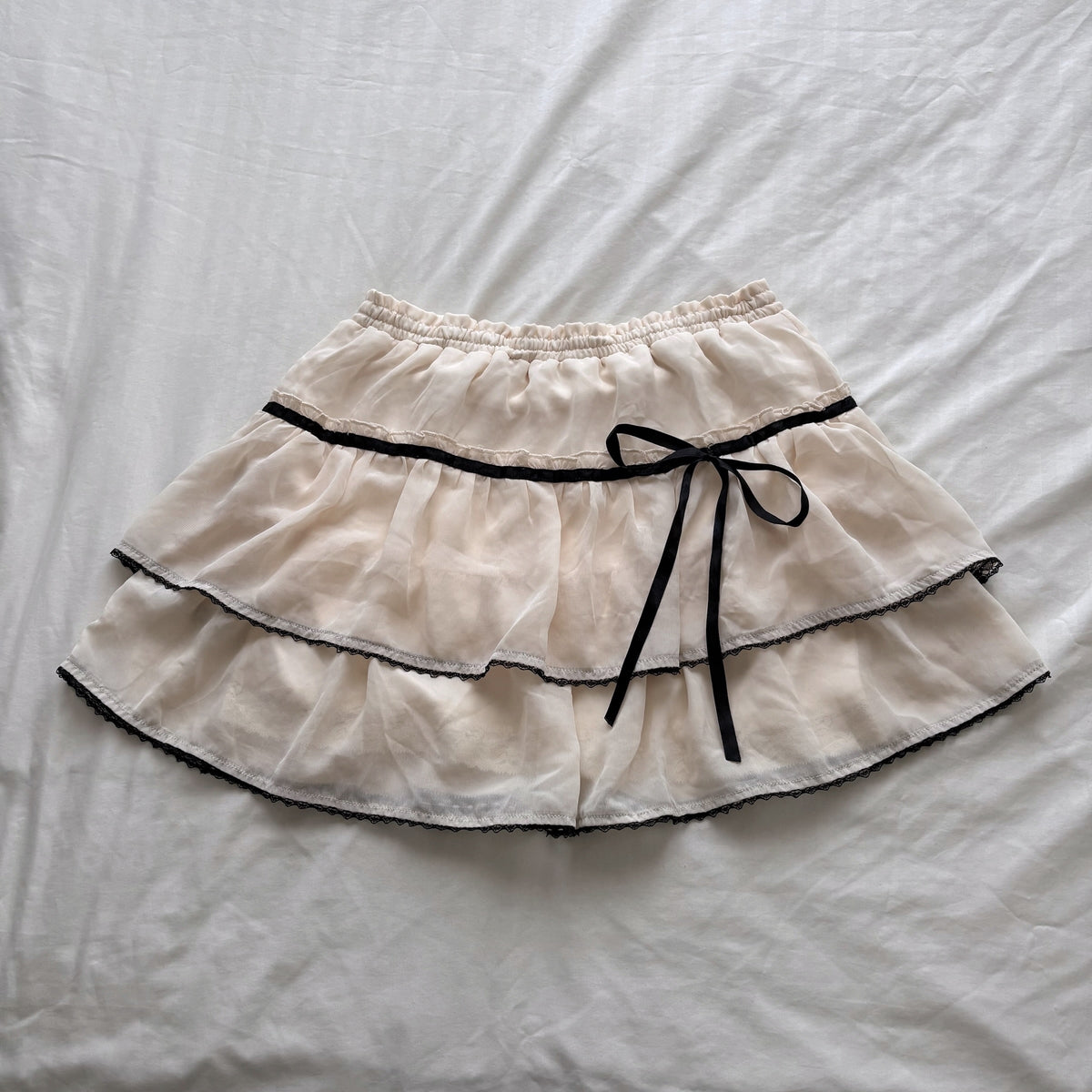 Creamy Ribbon Tiered Mini Skirt