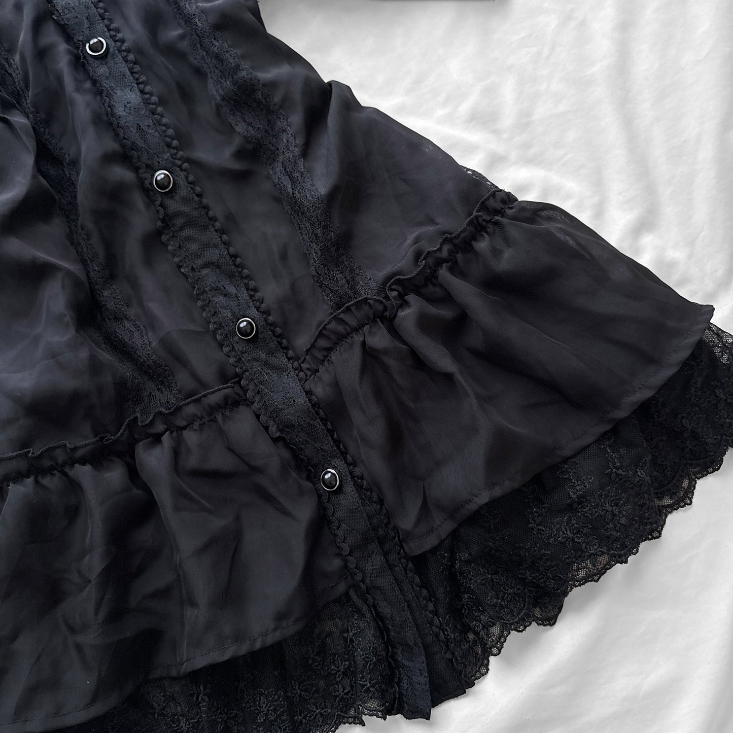 Lace & Frills black Top