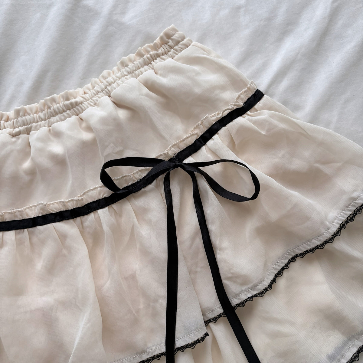 Creamy Ribbon Tiered Mini Skirt