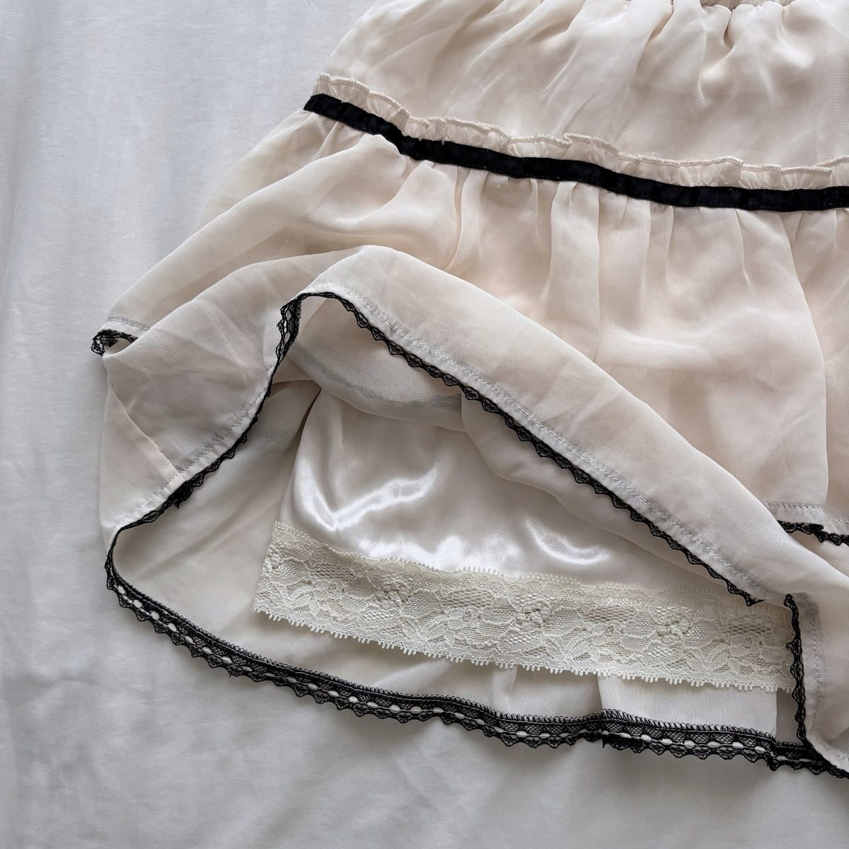 Creamy Ribbon Tiered Mini Skirt