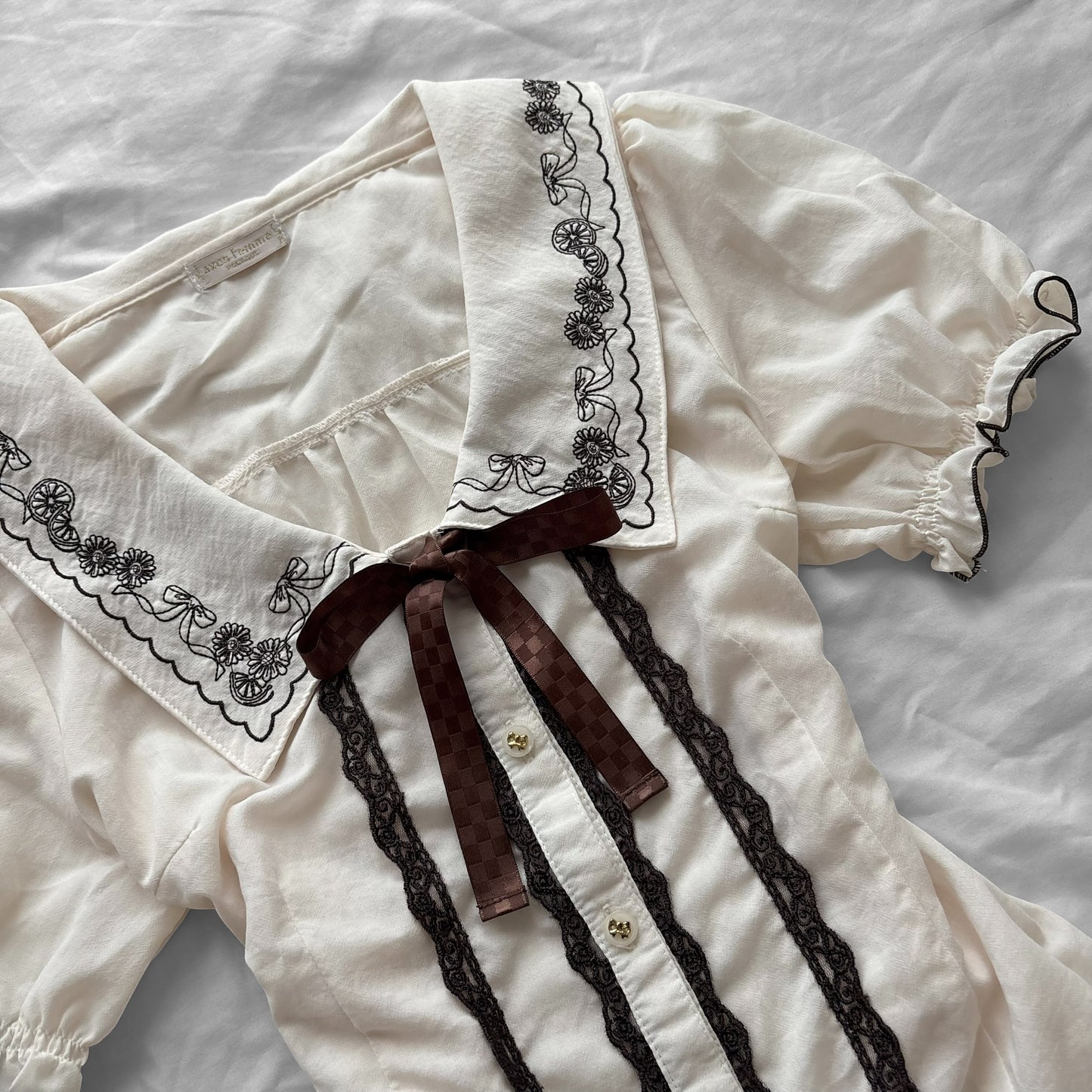 ‘Axes Femme’ Creamy Collar Top